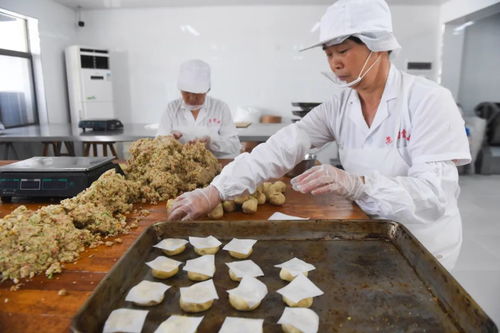 吃土灶月餅的正確姿勢 一只手吃,一只手接渣