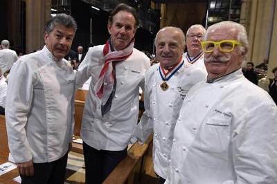告別大師:數(shù)百位世界名廚統(tǒng)一著裝參加法國“廚神”的葬禮