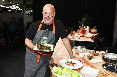 美國名廚主持人自稱代表正宗中國味道,網友:這邏輯也是服了!